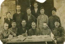 Заседание правления колхоза. Верхний ряд: третий слева Кондрат Шааф 
